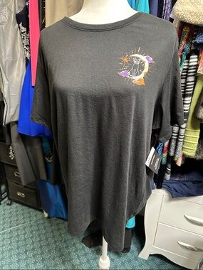 Black Short Sleeve Graphic Tee with Crescent Moon Cat
